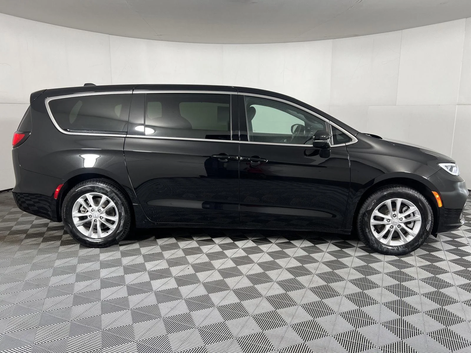 Used 2026 Diamond Black Crystal Pearlcoat Chrysler Select image 9