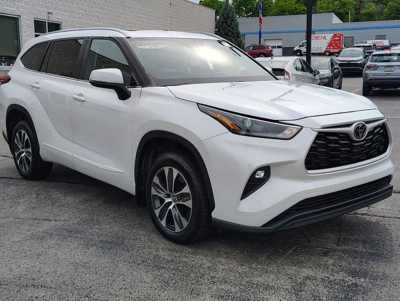 Used 2023 Beige Toyota XLE image 4