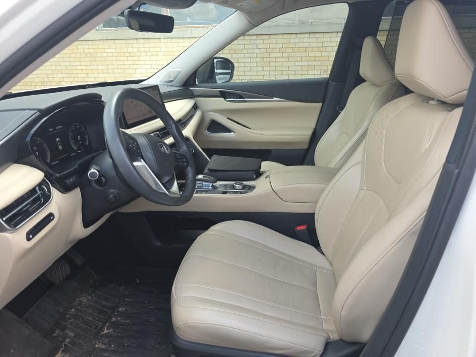 Certified Used 2023 White INFINITI LUXE image 18