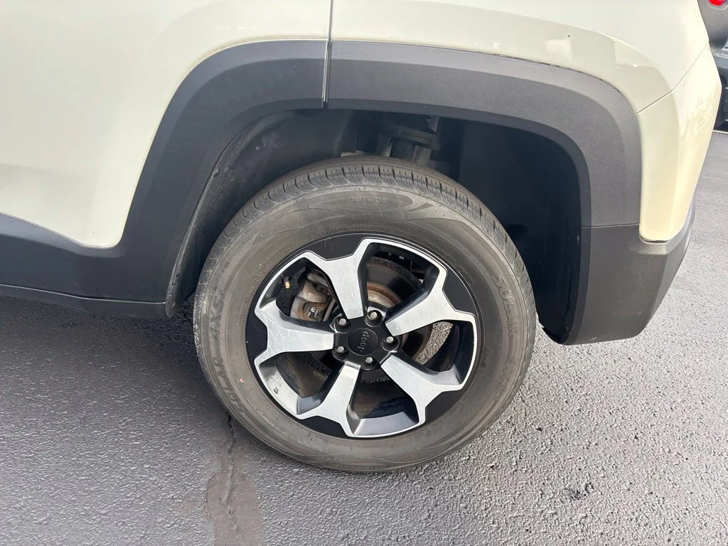 Used 2019 White Jeep Trailhawk image 10