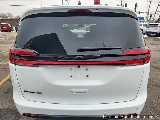 New 2026 Bright White Clear-Coat Exterior Paint Chrysler Select image 5