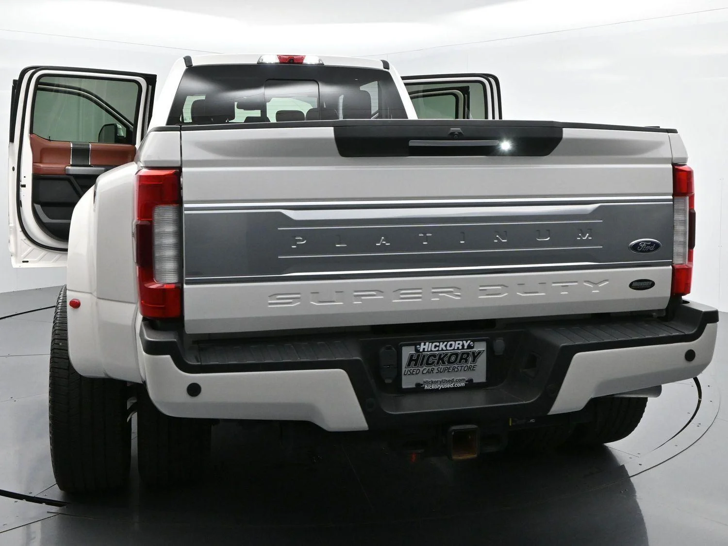 Used 2019 White Platinum Metallic Tri-Coat Ford Platinum image 47