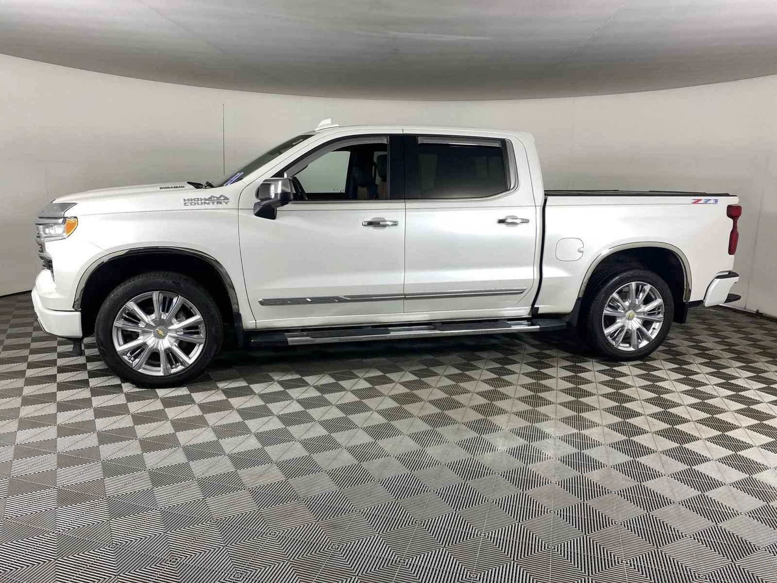 Used 2023 Iridescent Pearl Tricoat Chevrolet High Country image 4