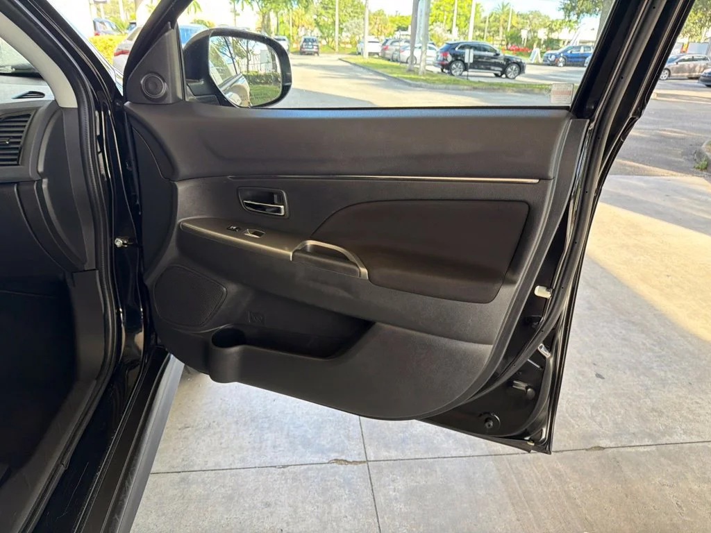 Used 2020 Black Mitsubishi  image 18