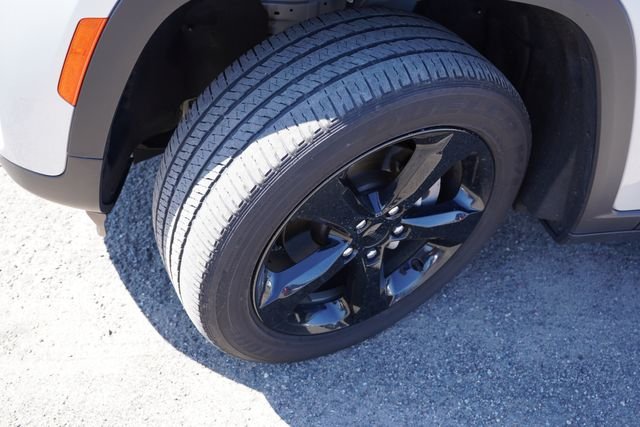 Used 2023 Silver Jeep Altitude X image 13