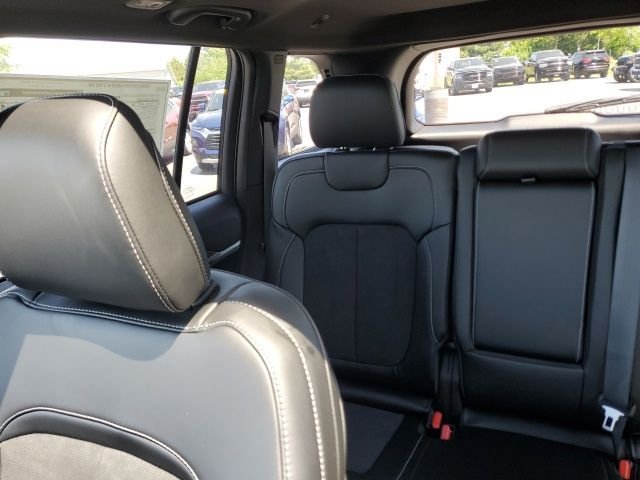 New 2026 Diamond Black Crystal Pearl-Coat Exterior Paint Jeep Laredo Altitude image 14