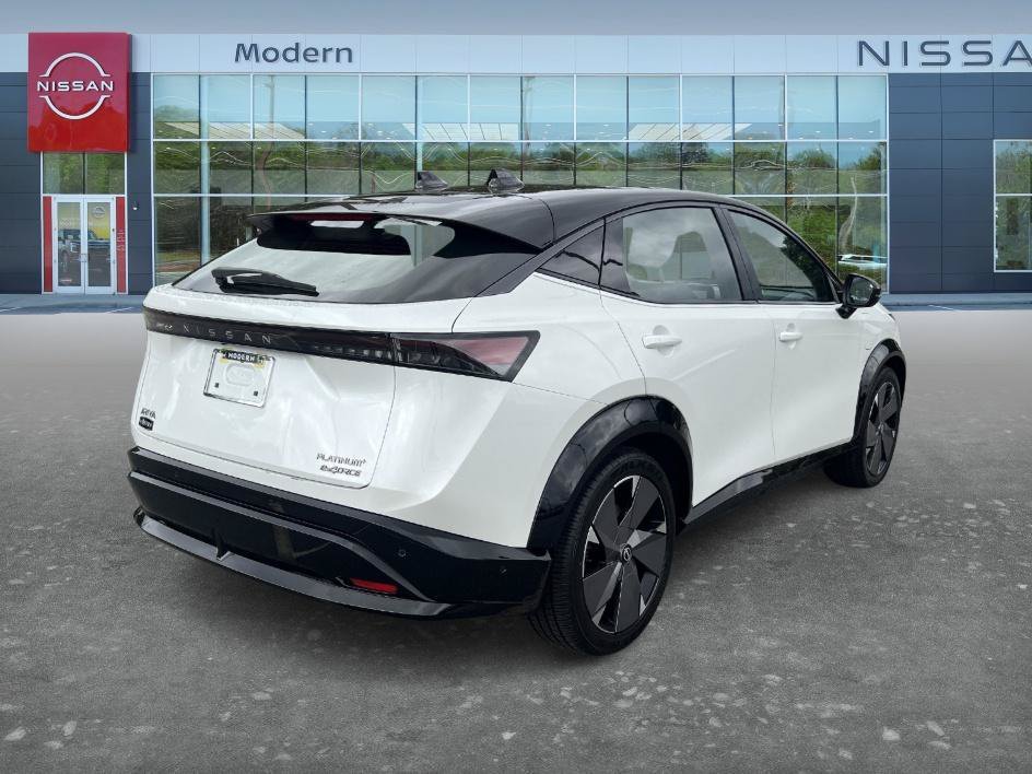 Used 2024 Everest White Pearl Tricoat/Black Diamond Pearl Nissan PLATINUM+ image 5