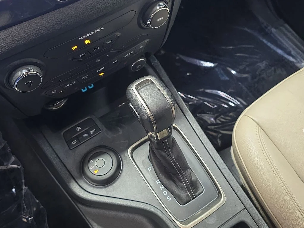 Used 2020 White Platinum Clearcoat Metallic Ford Lariat image 25