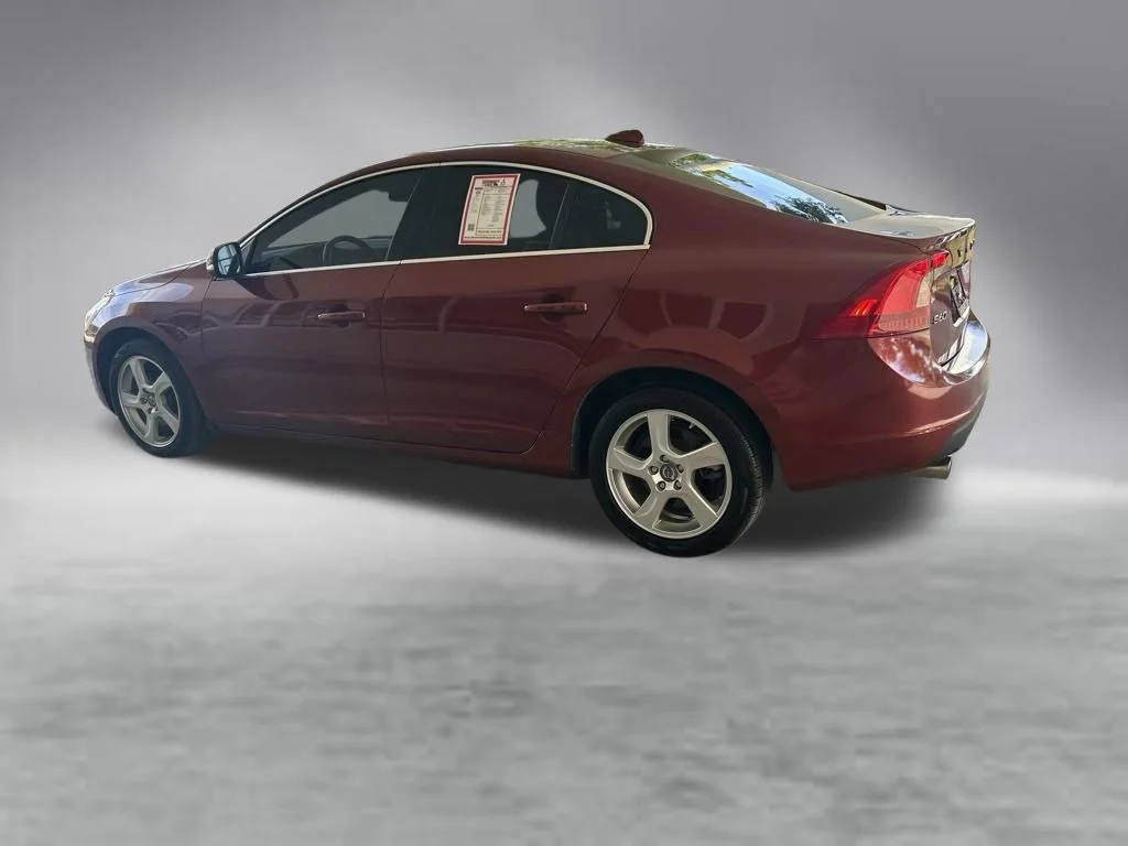 Used 2013  Volvo  image 4