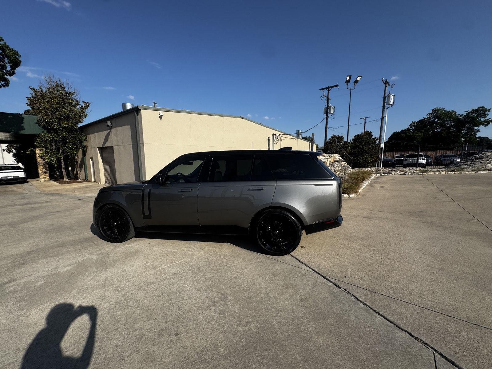 Used 2023 Silicon Silver Premium Metallic Land Rover SE image 2