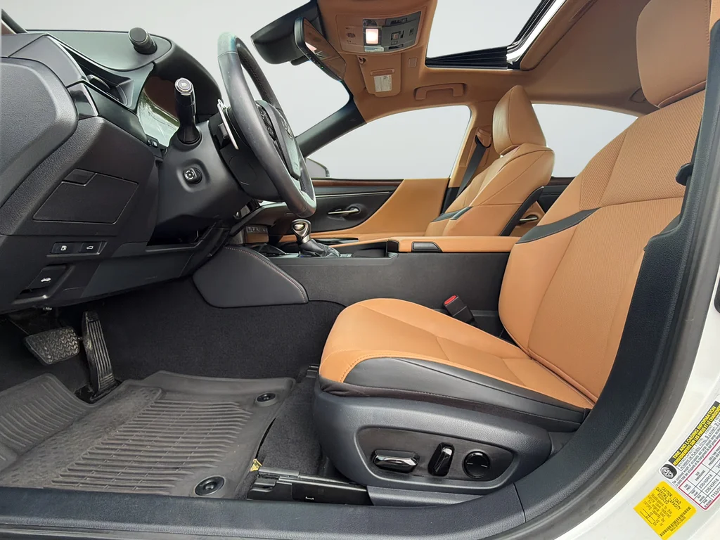 Used 2024 White Lexus 350 image 10