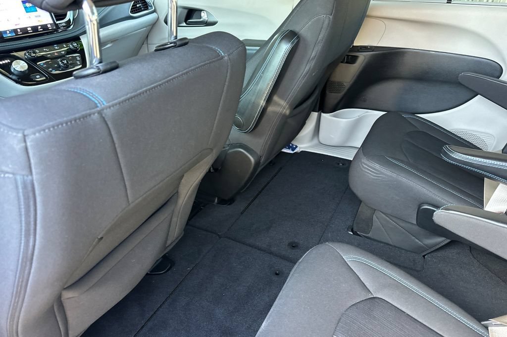 2021 Chrysler Pacifica Touring - Photo 12