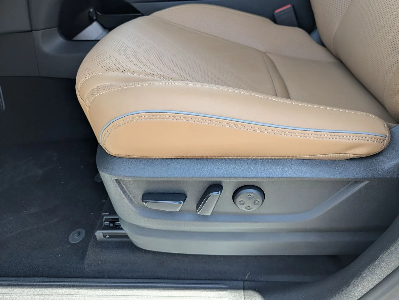 New 2027 RADIANT WHITE INFINITI Luxe 2WD image 14
