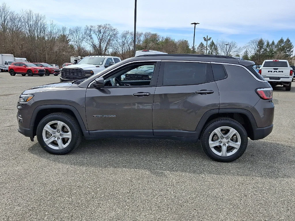 Used 2023 Granite Crystal Metallic Clearcoat Jeep Latitude image 7