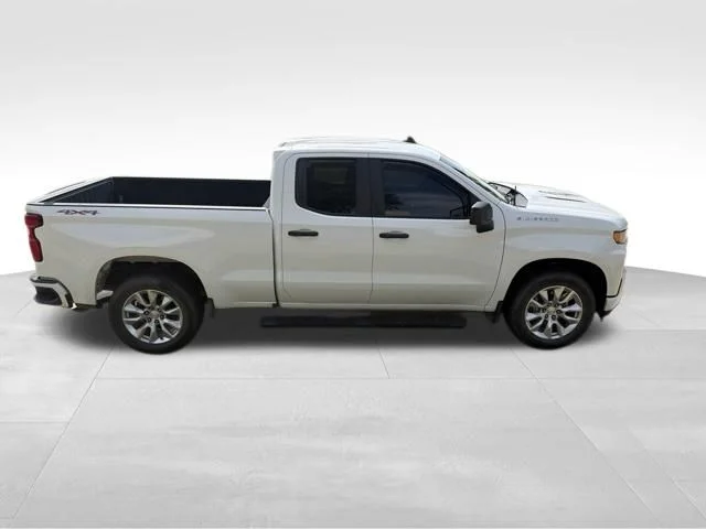 Used 2019 White Chevrolet Custom image 3