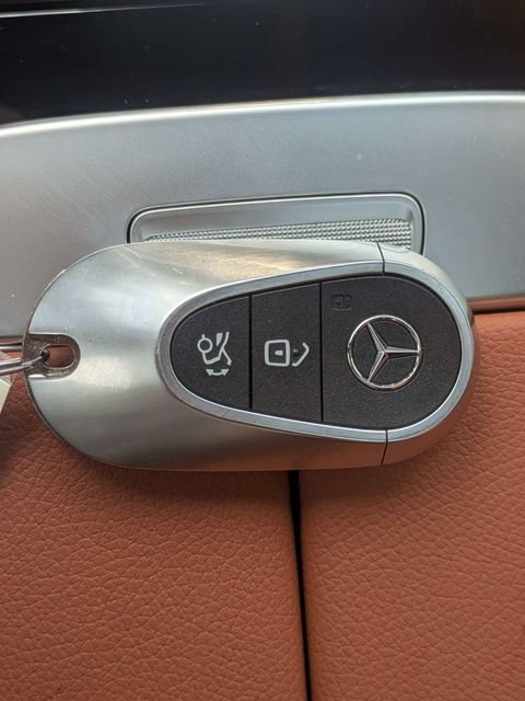 Used 2025  Mercedes-Benz GLC 350e image 35