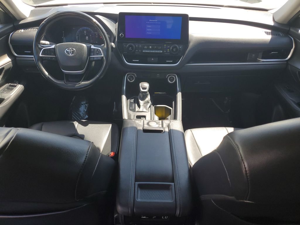 Used 2024 Cream Toyota XLE image 10