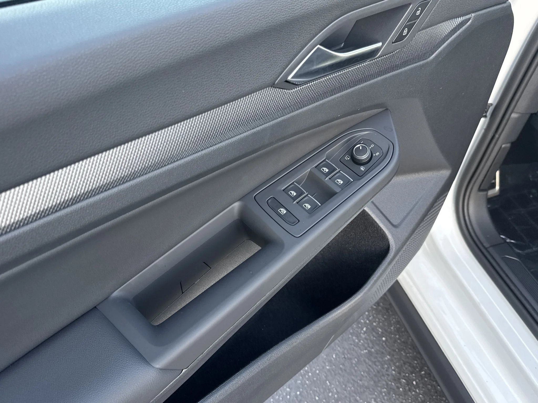 New 2026 Opal White Pearl Volkswagen SE image 12