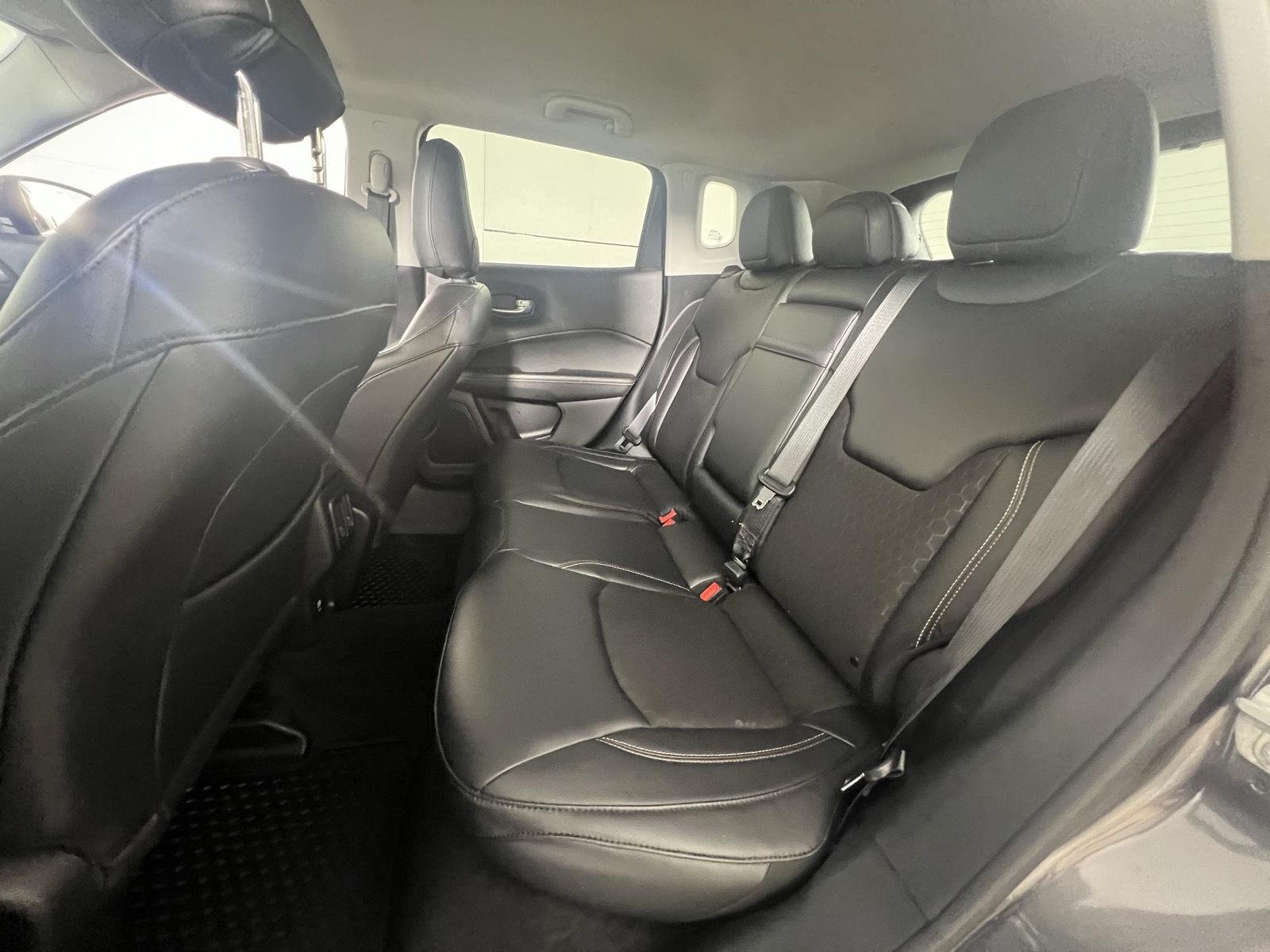 Used 2018 Granite Crystal Metallic Clearcoat Jeep Latitude image 19