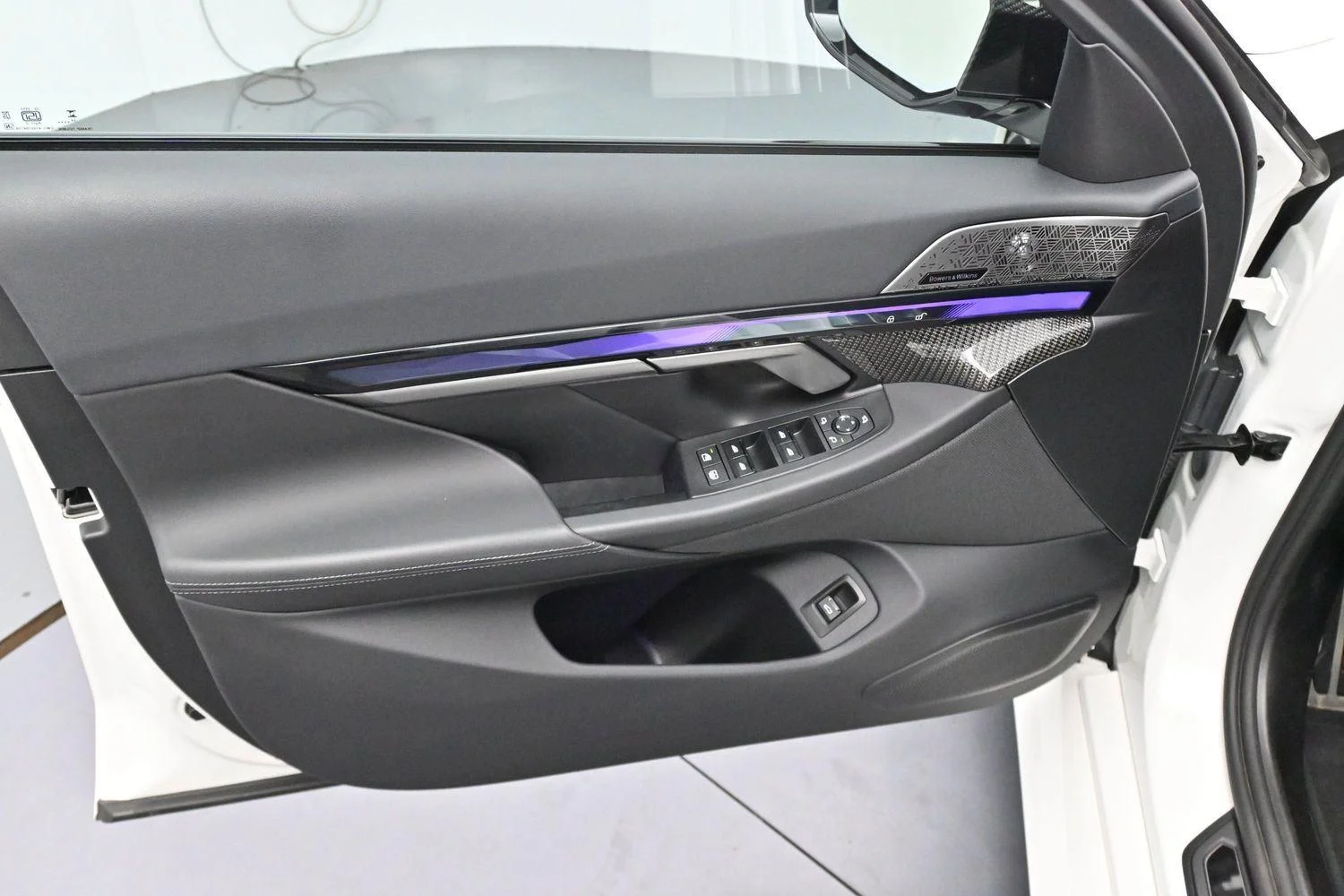 Used 2025 Alpine White BMW Sedan image 9