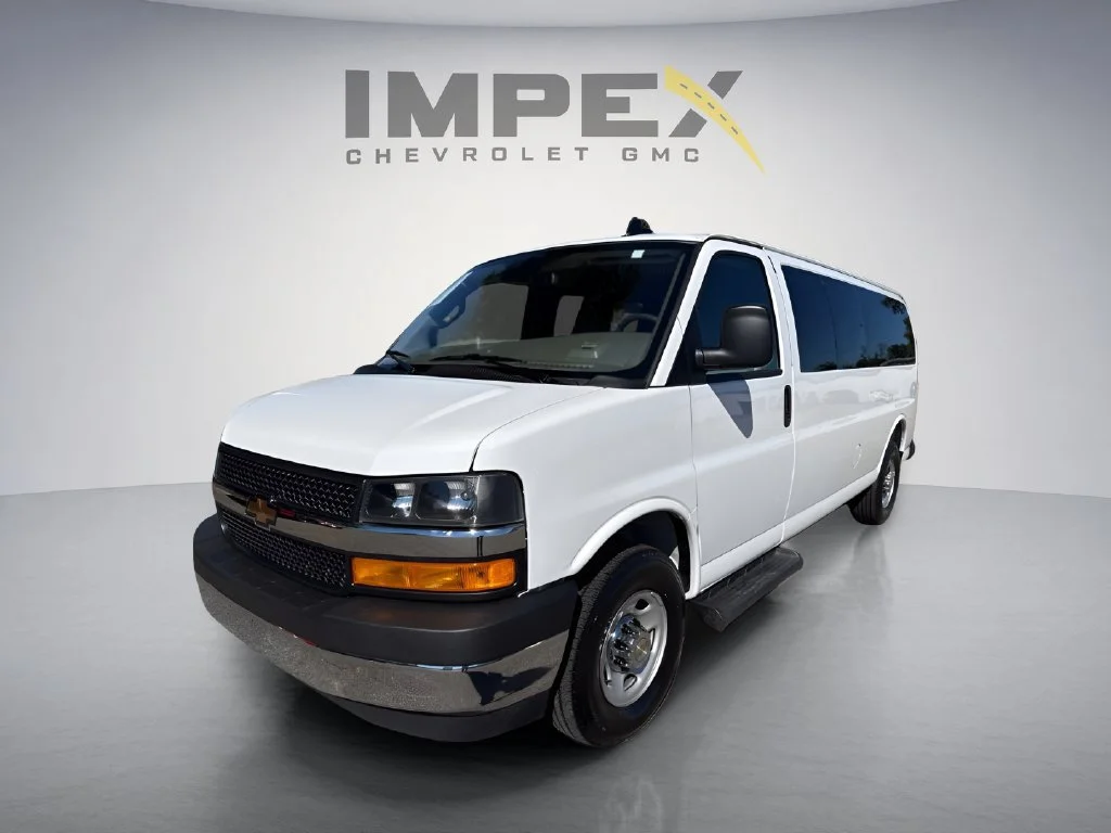 Used 2025 Summit White Chevrolet 1LT image 1