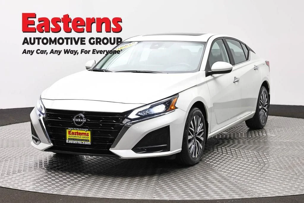 Used 2023 White Nissan 2.5 SV image 1