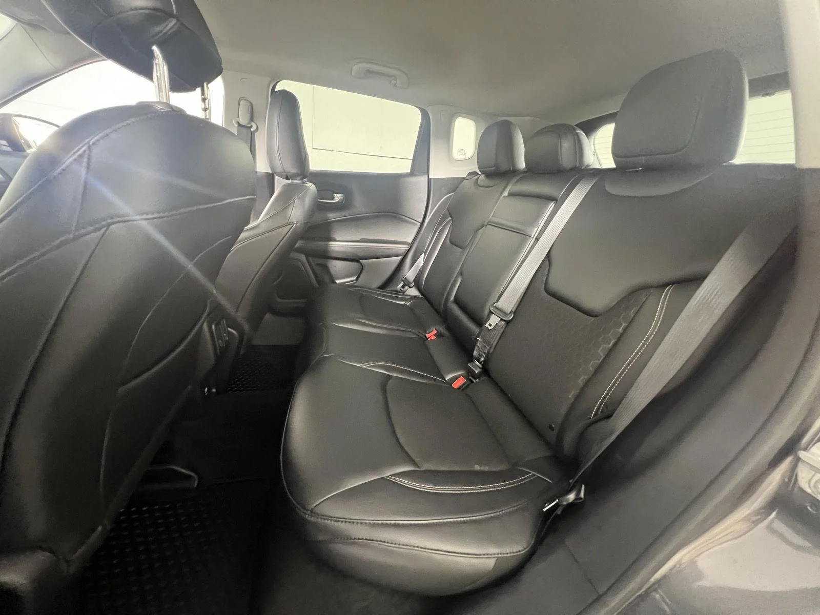 Used 2018 Granite Crystal Metallic Clearcoat Jeep Latitude image 19