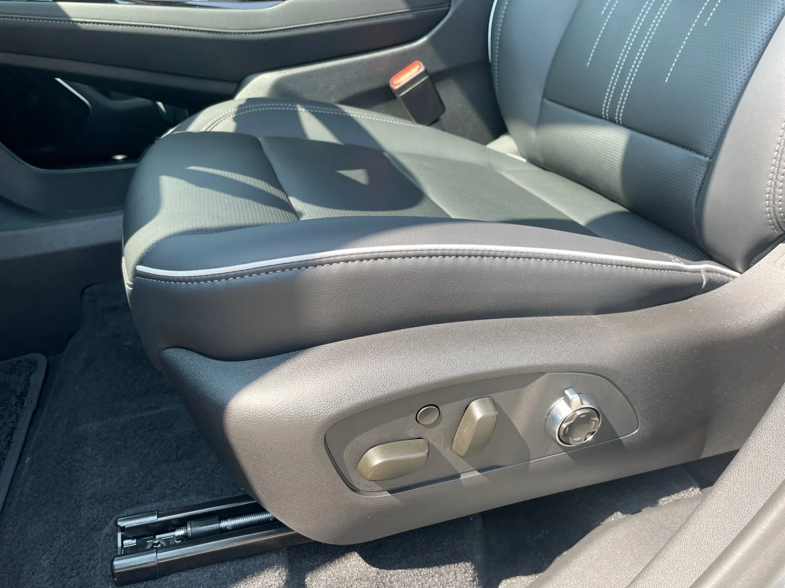 New 2026 Moonstone Grey Metallic Buick Avenir AWD image 15