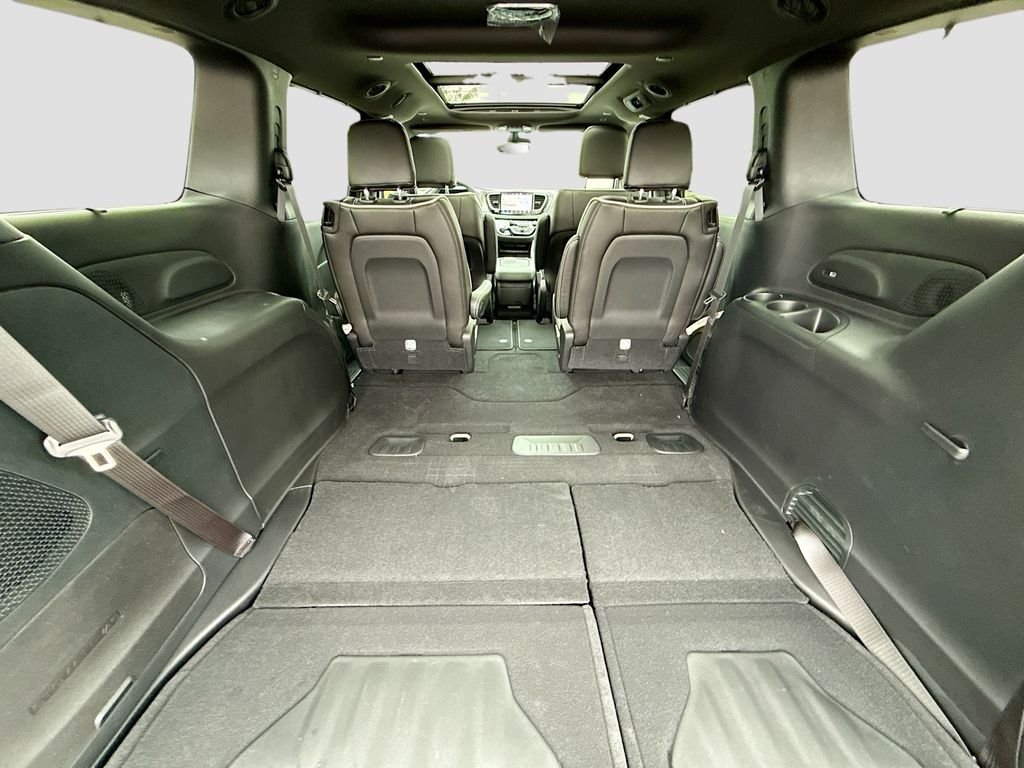 New 2027 Diamond Black Crystal Pearl-Coat Exterior Paint Chrysler Limited image 32