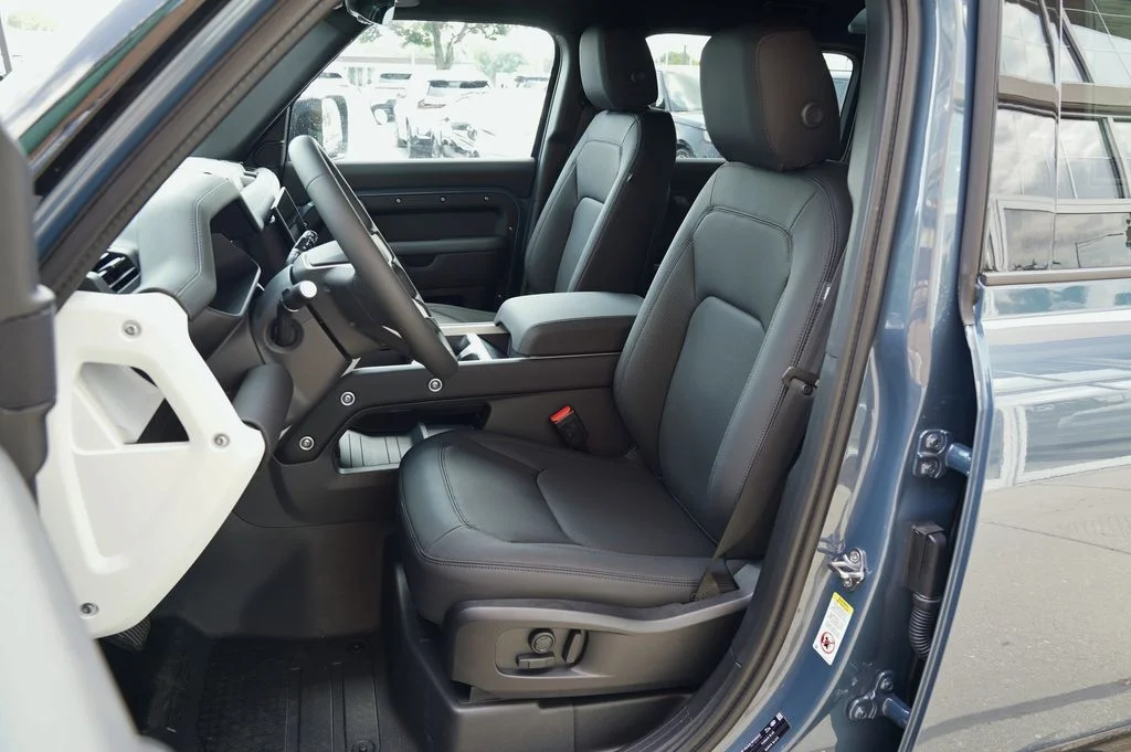 New 2026 Tasman Blue Land Rover X-Dynamic SE image 12