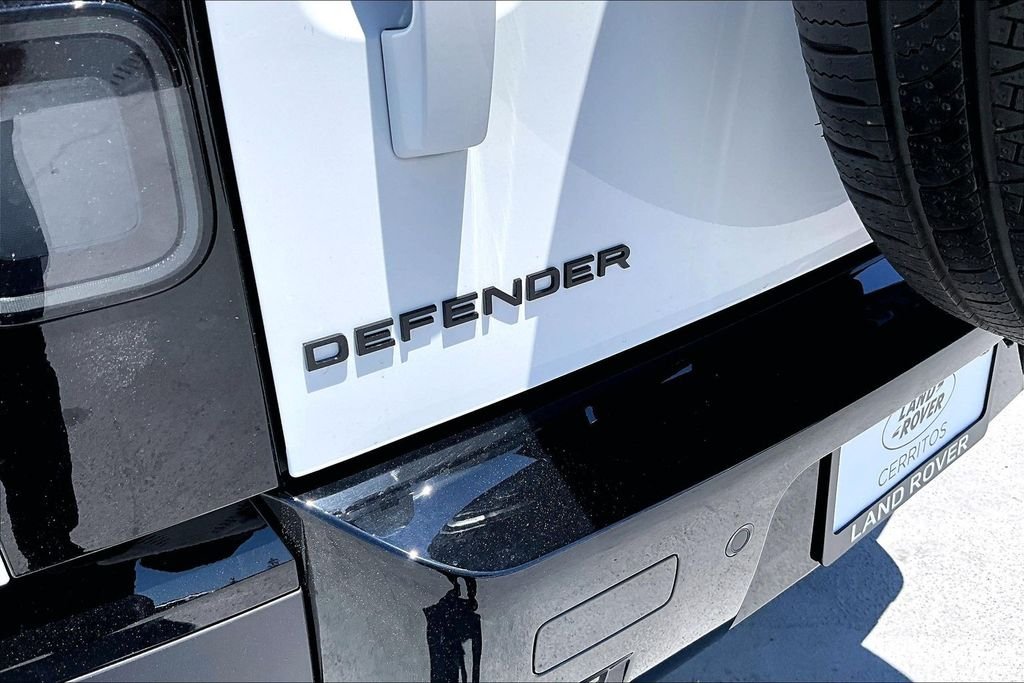 New 2026 FUJI WHITE Land Rover S 300PS  image 9