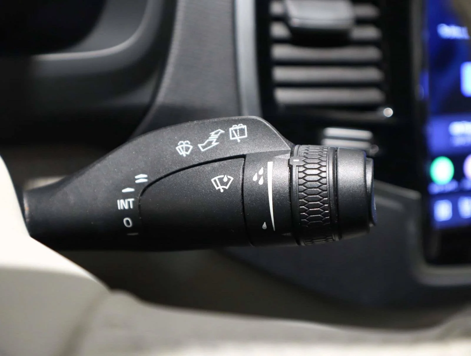 Used 2025 White Volvo Plus image 38