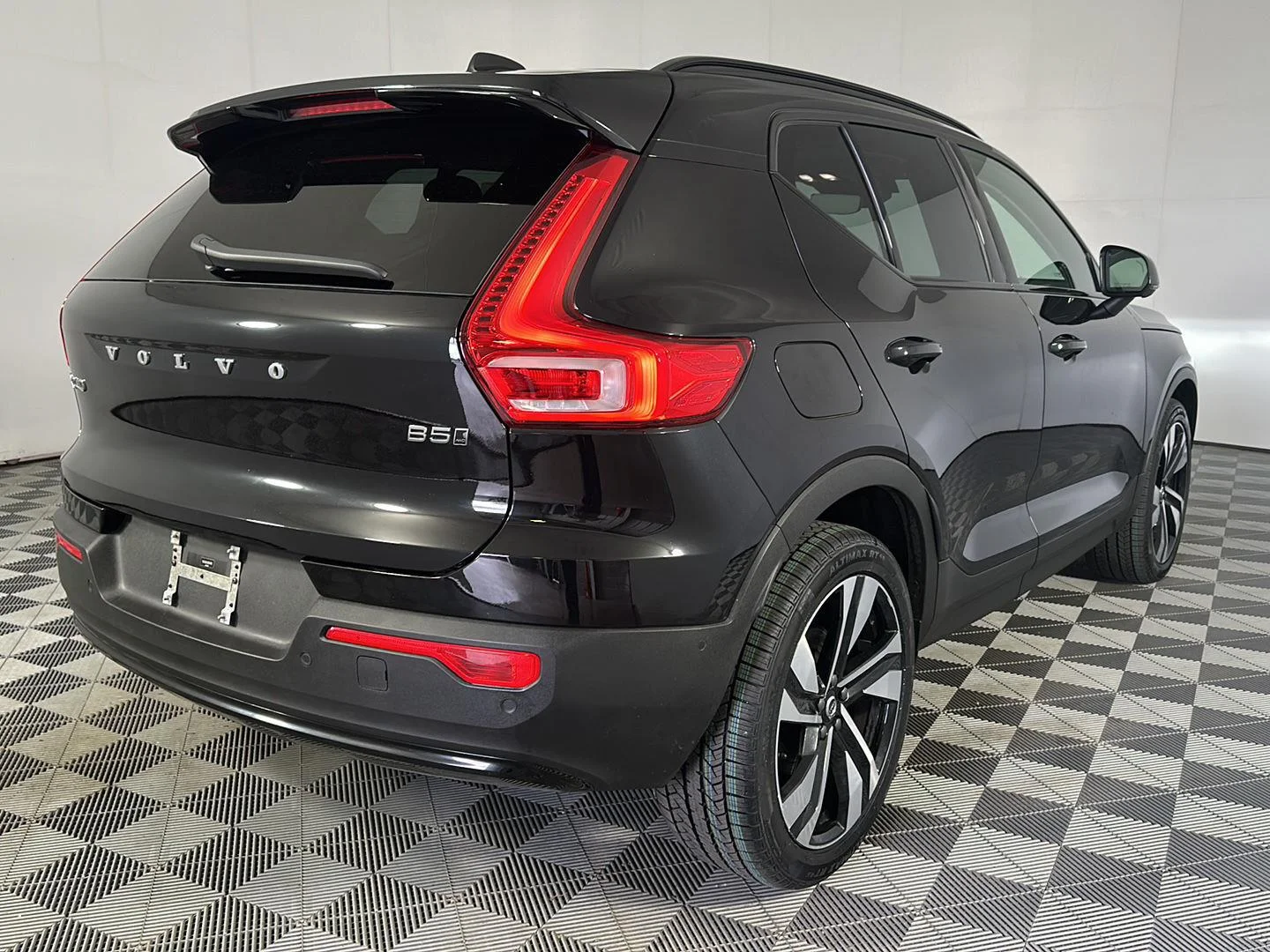 Used 2024 Onyx Black Metallic Volvo Plus Dark Theme image 7
