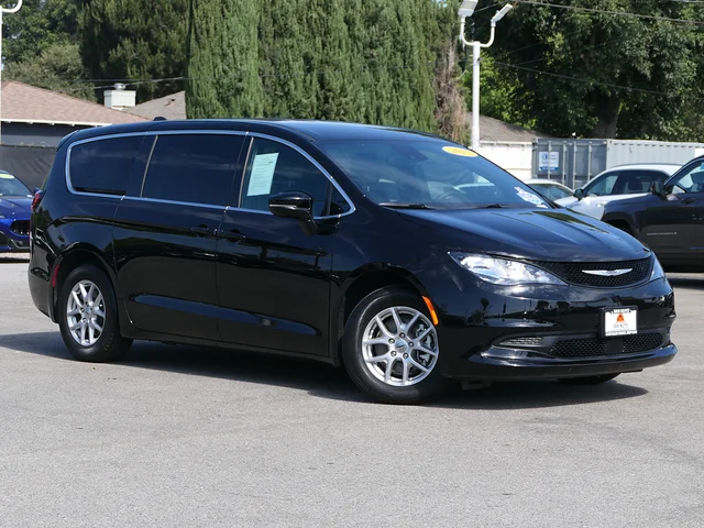 2025 Chrysler Voyager LX