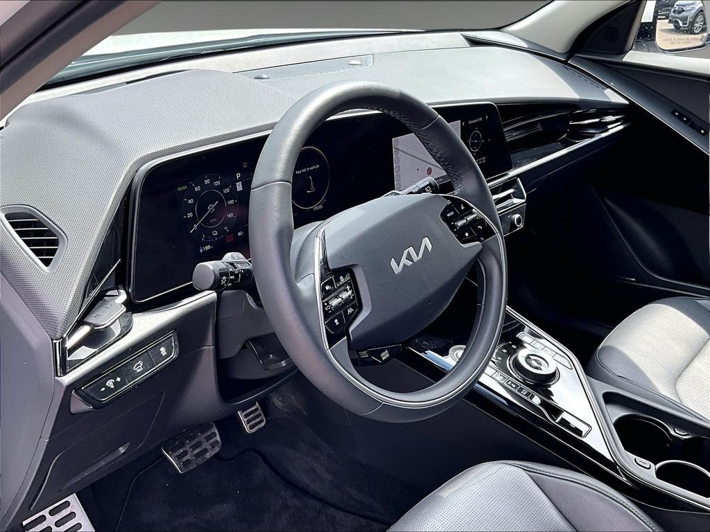 Used 2023 White Kia Wave image 8