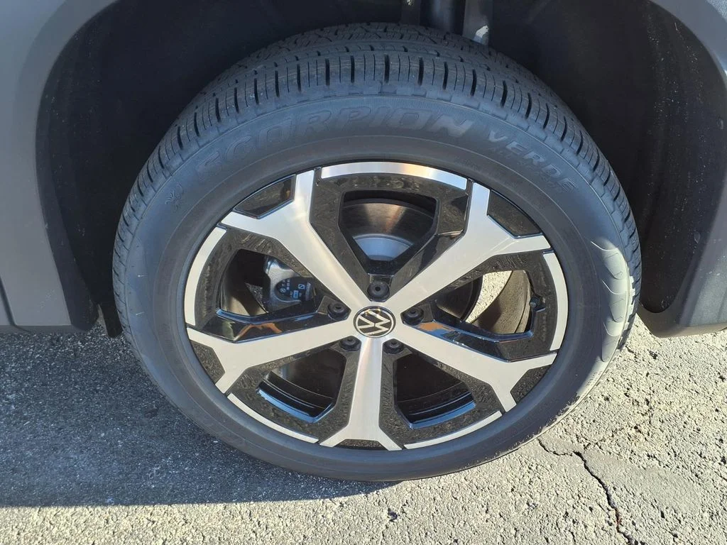 New 2026 platinum gray metallic Volkswagen 2.0T SE image 6