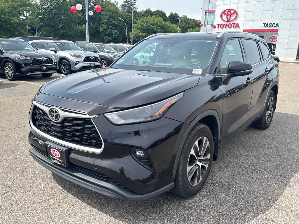 Used 2022 Brown Toyota XLE image 3