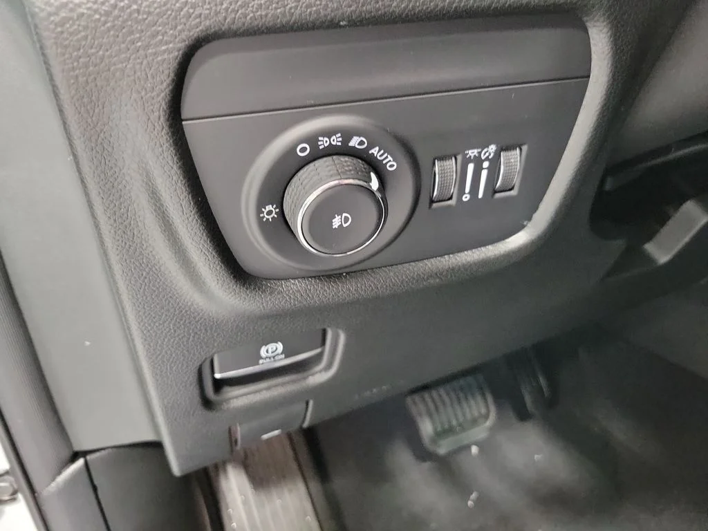New 2025 White Jeep Limited image 18