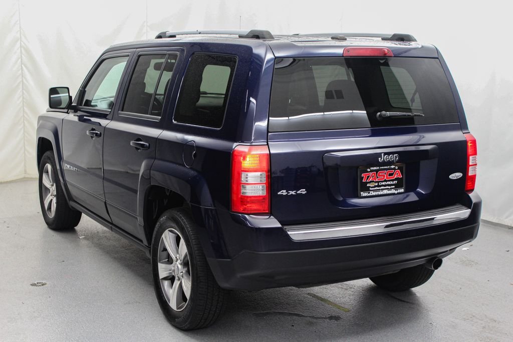 Used 2017 Blue Jeep Latitude image 8