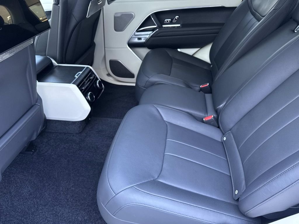 Certified Used 2024 Icy White SV Bespoke Special Effect Gloss Land Rover Autobiography image 16