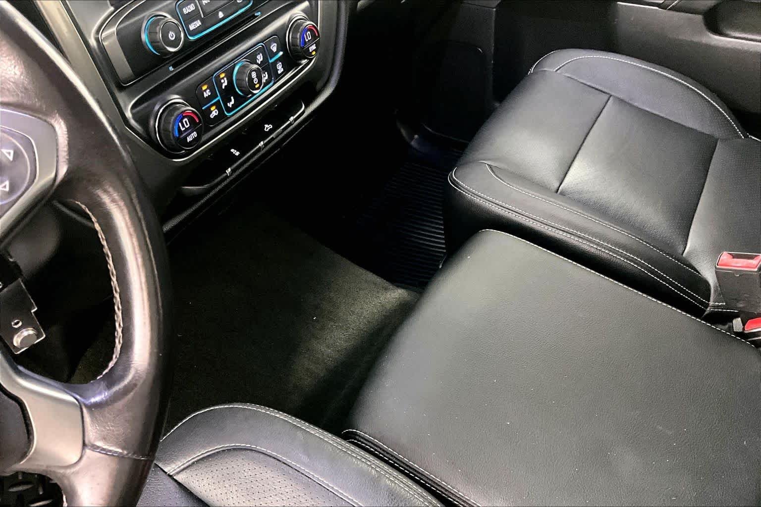 Used 2018 GRAPHITE METALLIC Chevrolet LT image 16