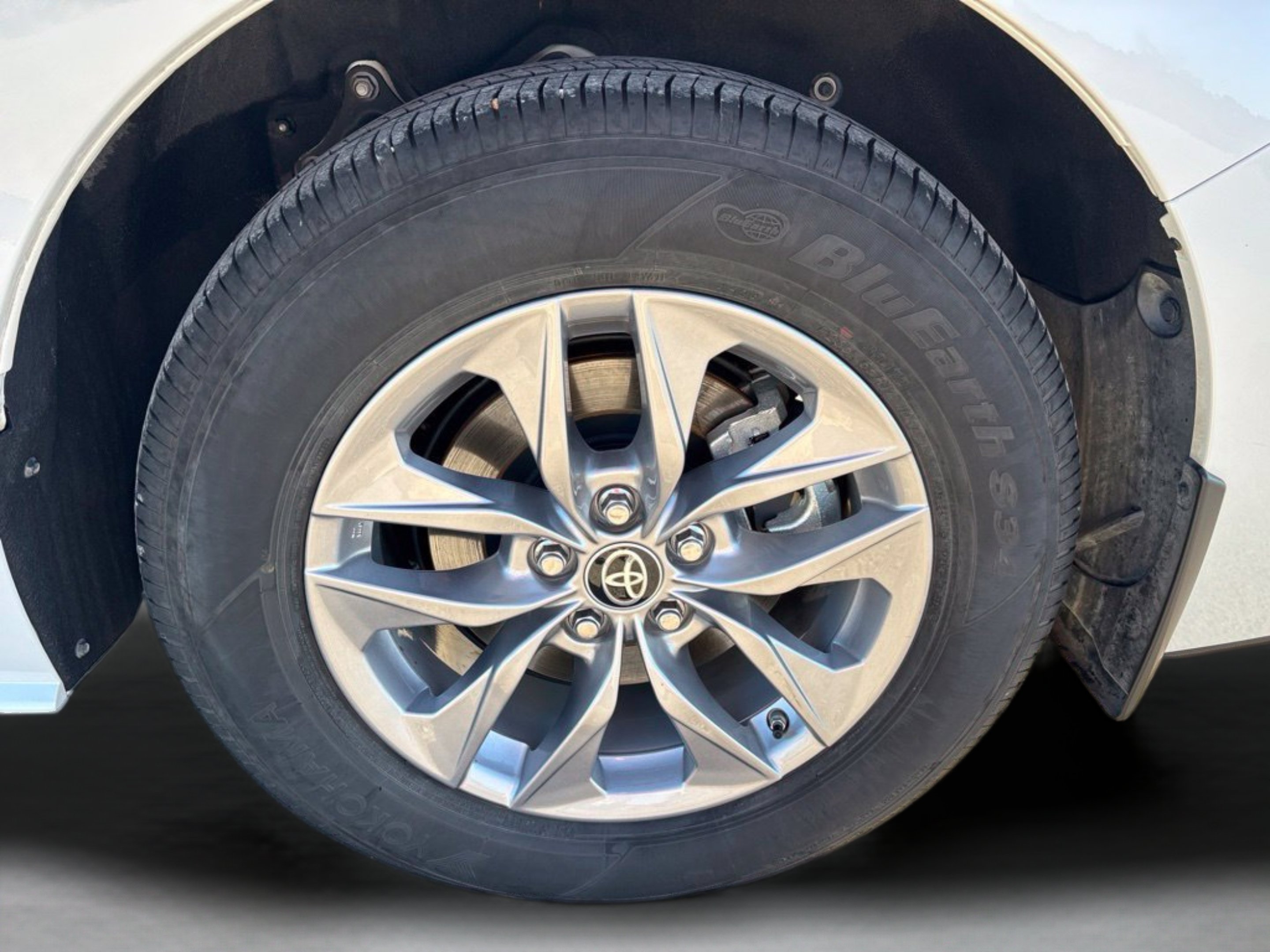 Used 2025 Pearl Toyota XLE image 33