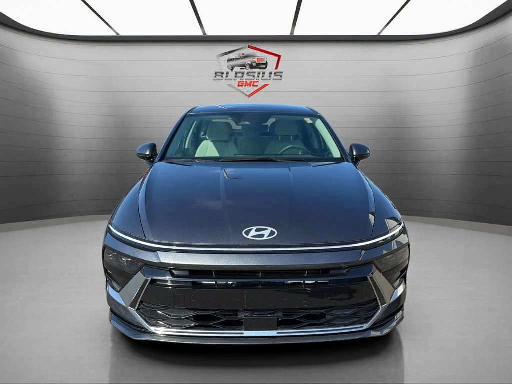 Used 2025 Gray Hyundai SEL image 8