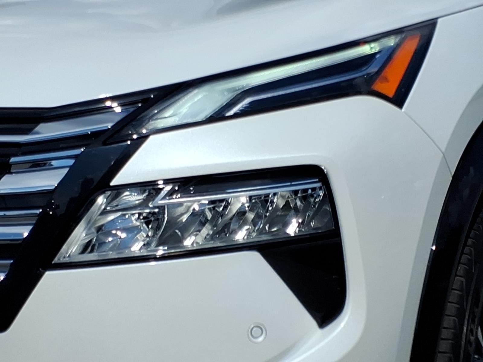 Used 2024 Everest White Pearl/Super Black Nissan Platinum image 16