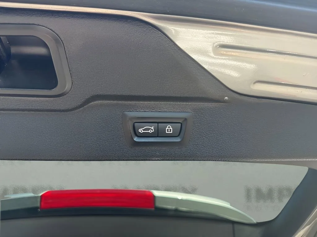 Used 2018  BMW  image 31
