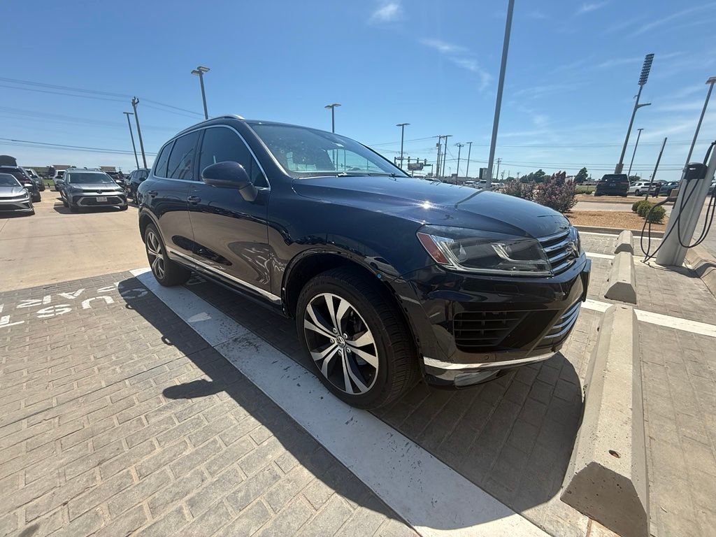 Used 2017 Moonlight Blue Volkswagen V6 image 4
