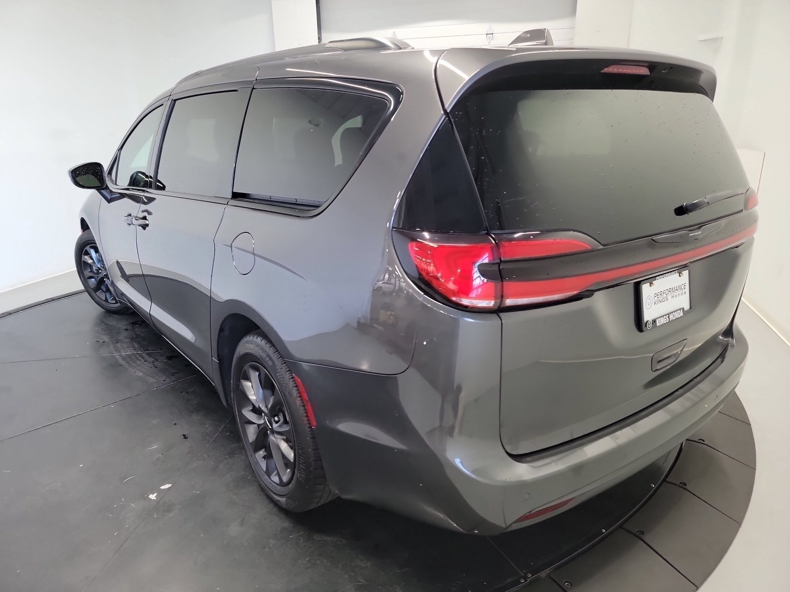 Used 2021 Granite Crystal Metallic Clearcoat Chrysler Touring L image 5