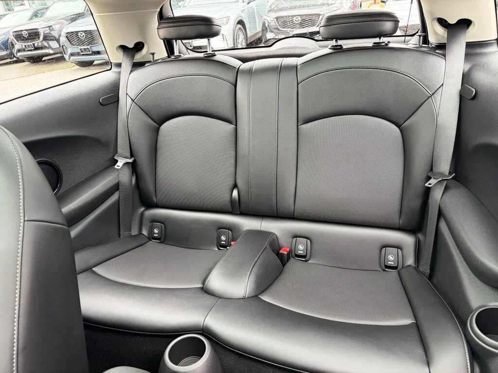 Used 2018  MINI 3 Door Great price,Fun to drive,Financing availa image 12