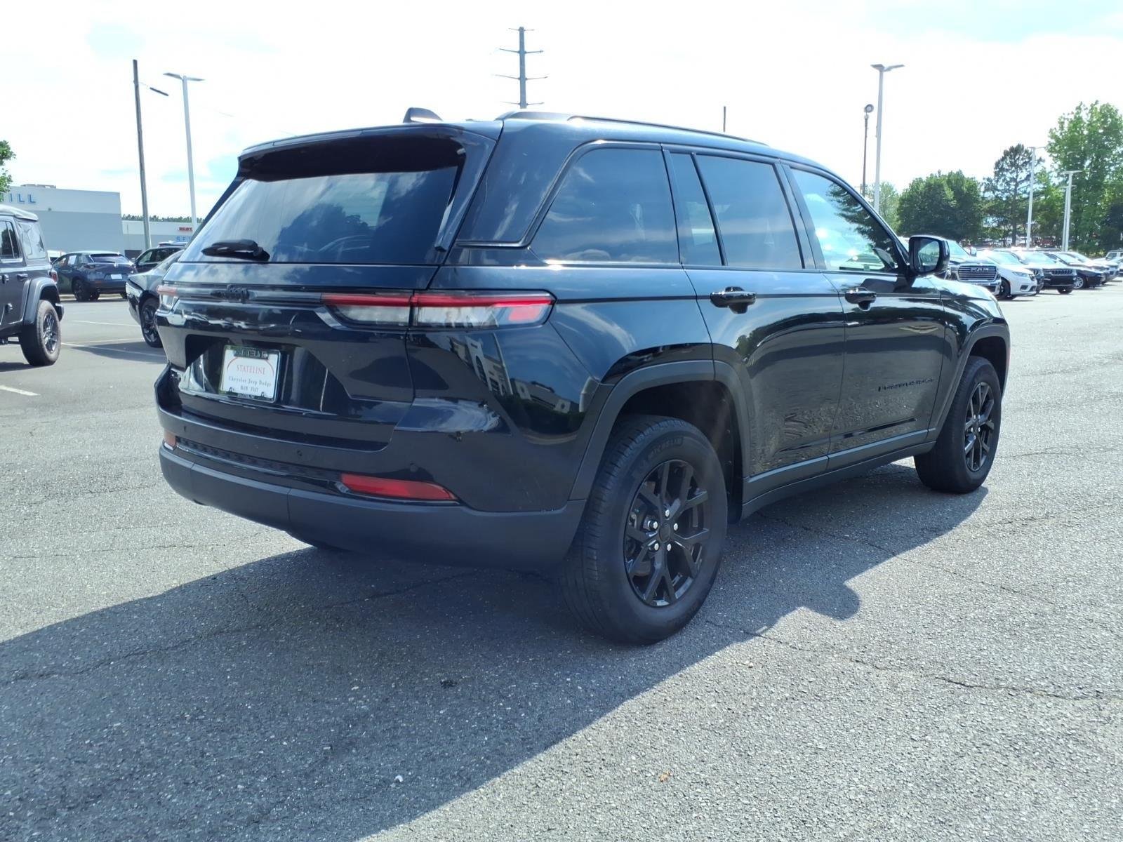 Used 2025 Diamond Black Crystal Pearlcoat Jeep Altitude image 2
