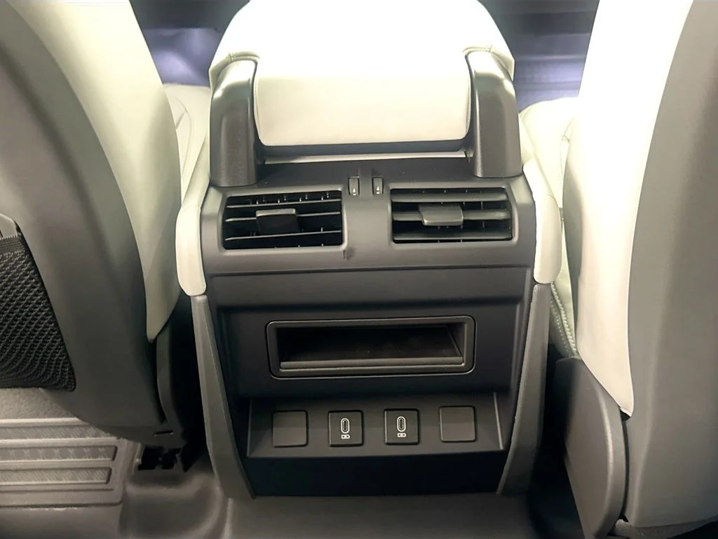 New 2026 Tasman Blue Land Rover X-Dynamic SE image 25